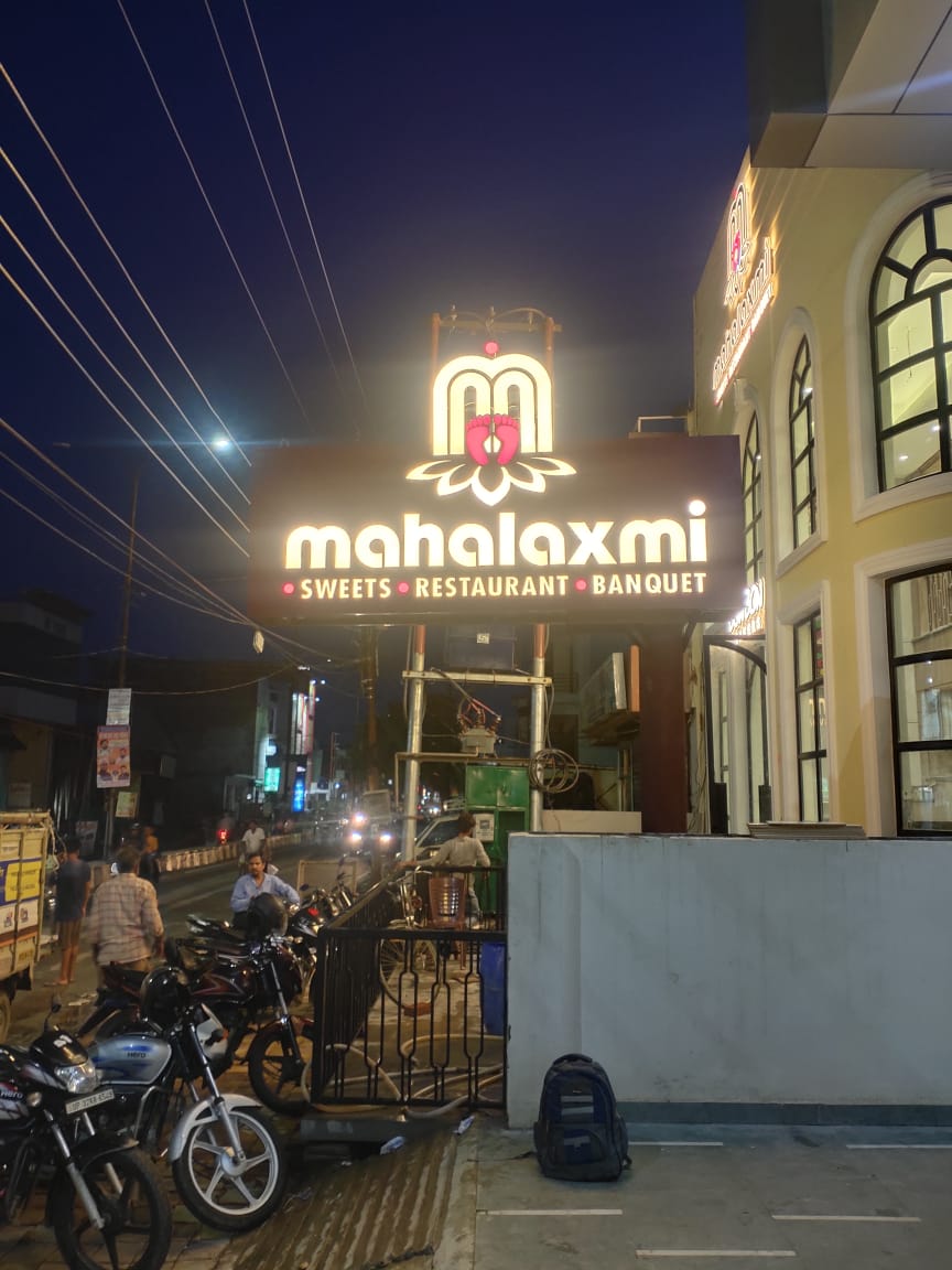 Digital retail display elements